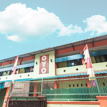 Oyo Living 1756 Amira Guest House Bekasi Exterior foto
