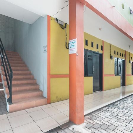 Oyo Living 1756 Amira Guest House Bekasi Exterior foto