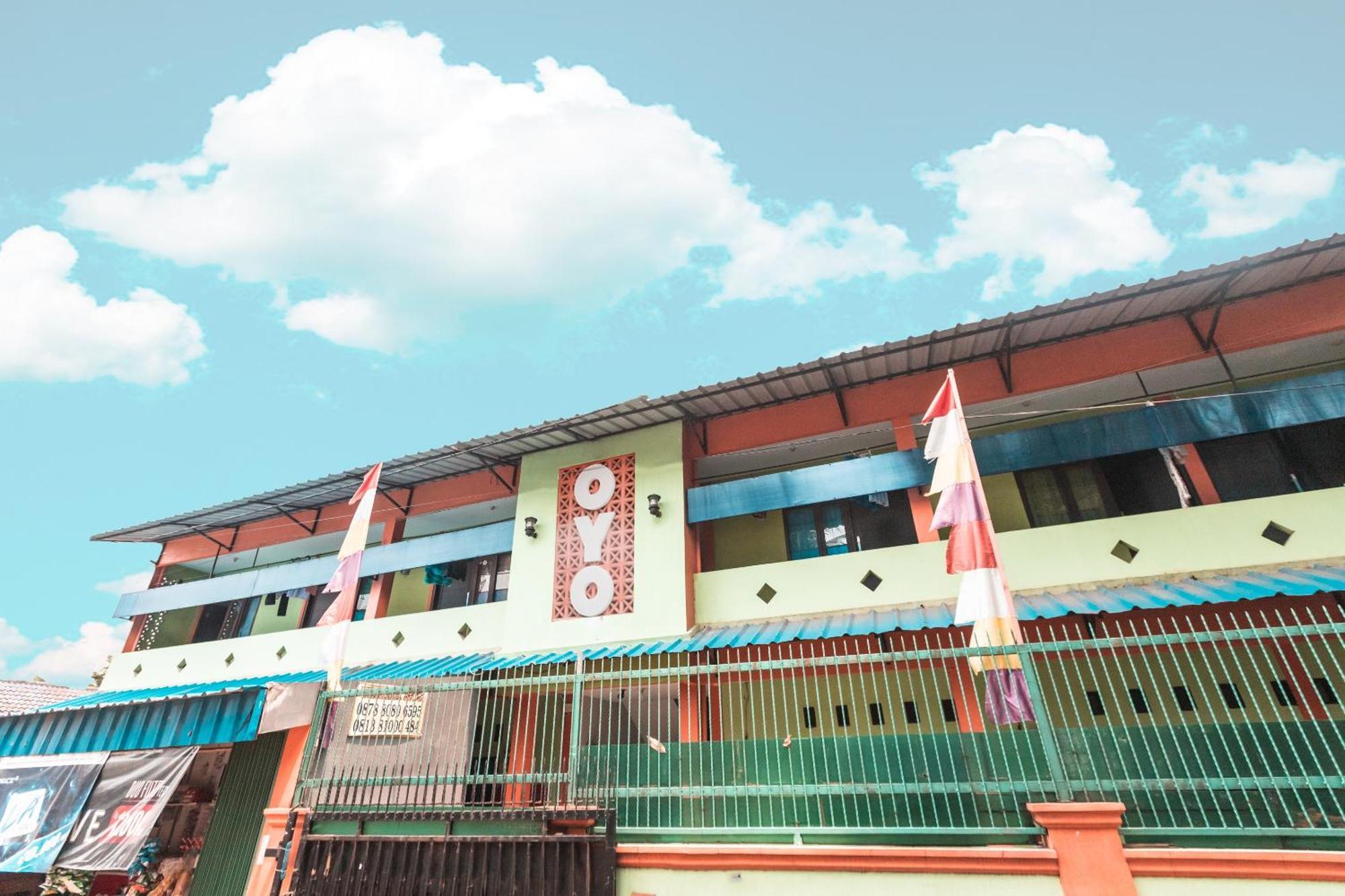 Oyo Living 1756 Amira Guest House Bekasi Exterior foto