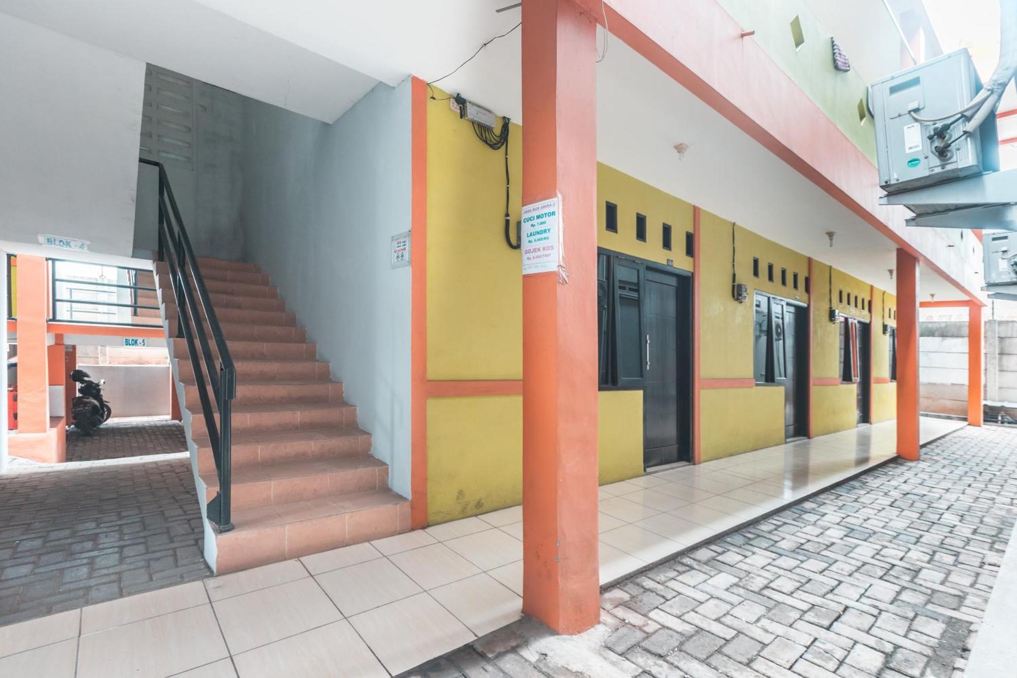 Oyo Living 1756 Amira Guest House Bekasi Exterior foto