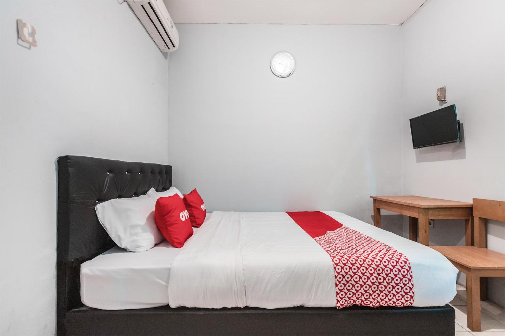 Oyo Living 1756 Amira Guest House Bekasi Exterior foto