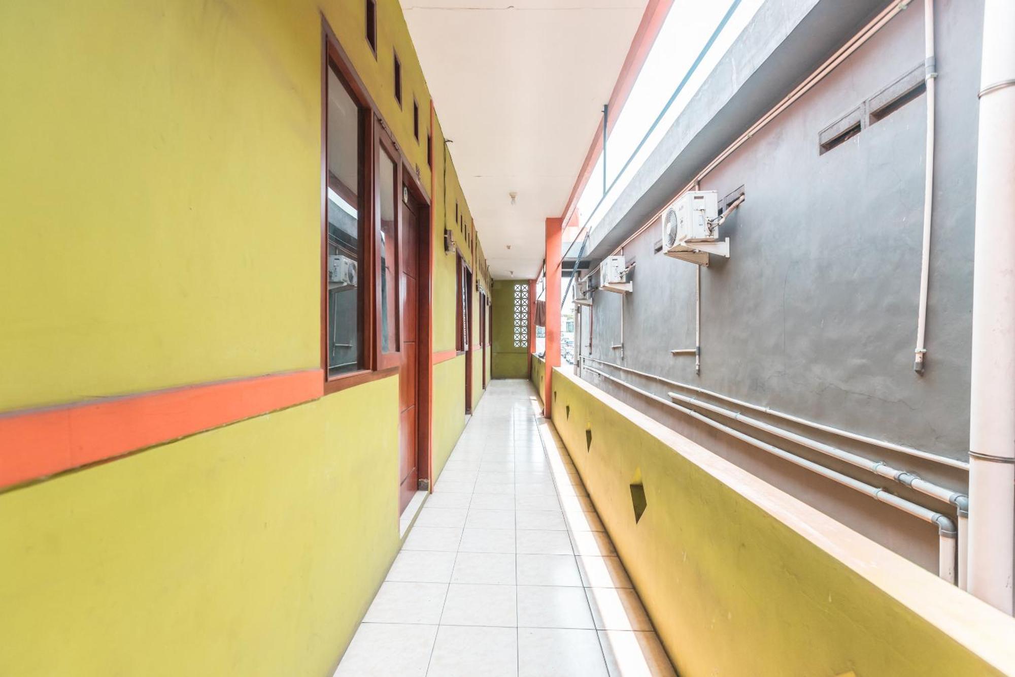 Oyo Living 1756 Amira Guest House Bekasi Exterior foto
