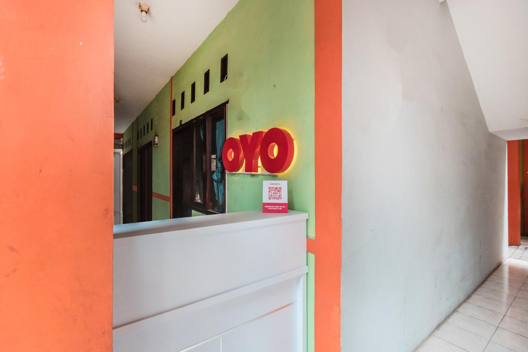 Oyo Living 1756 Amira Guest House Bekasi Exterior foto