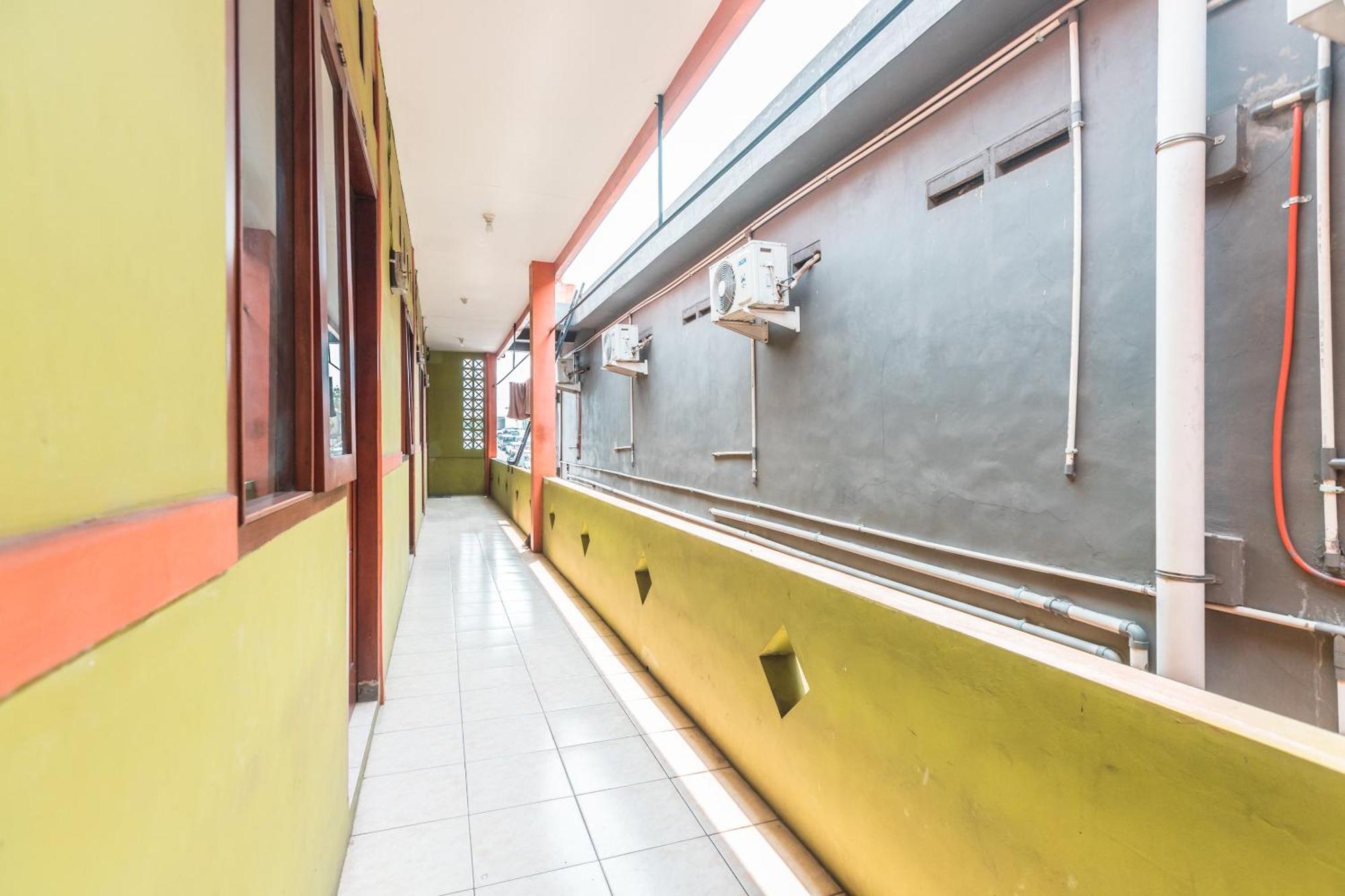 Oyo Living 1756 Amira Guest House Bekasi Exterior foto