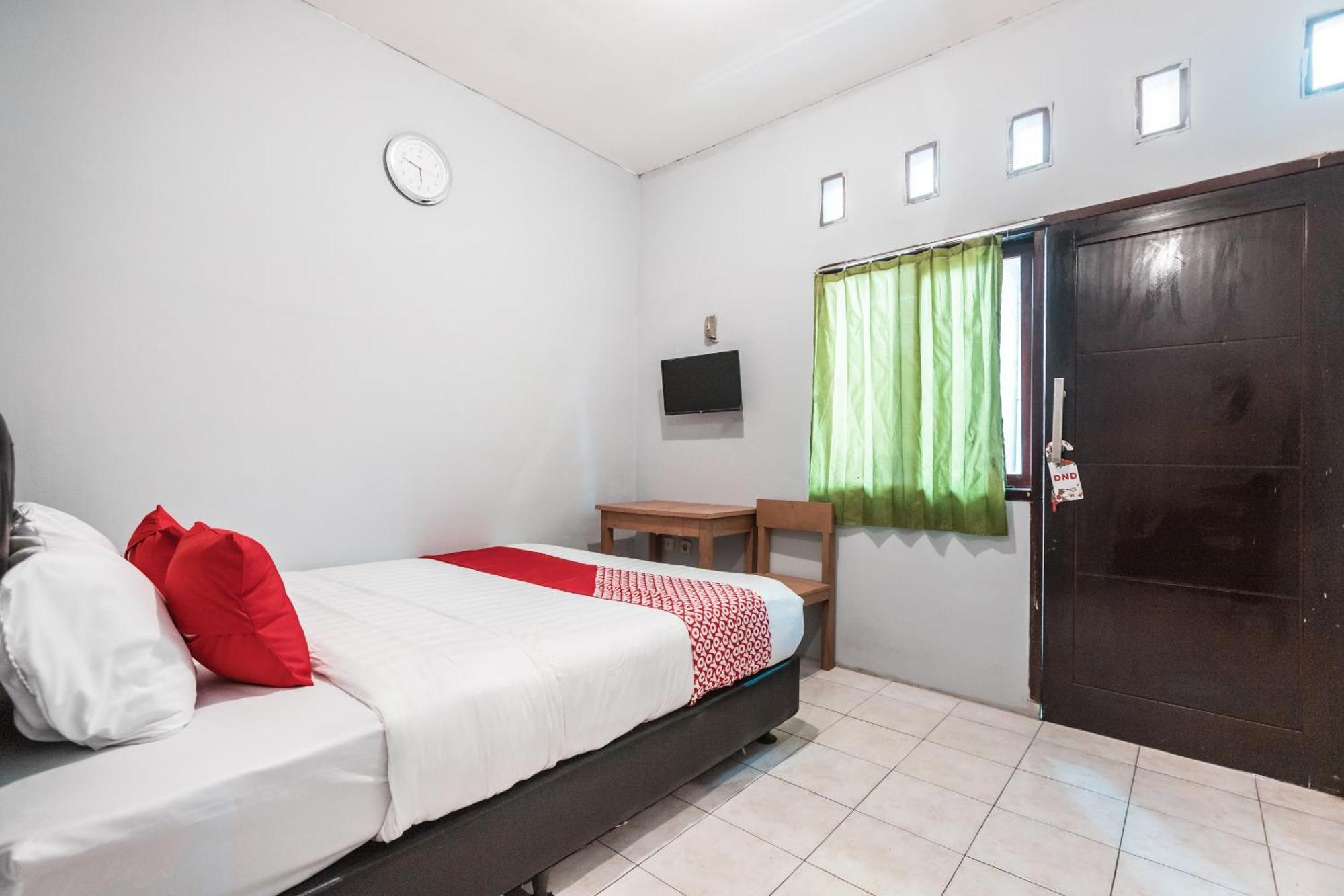 Oyo Living 1756 Amira Guest House Bekasi Exterior foto