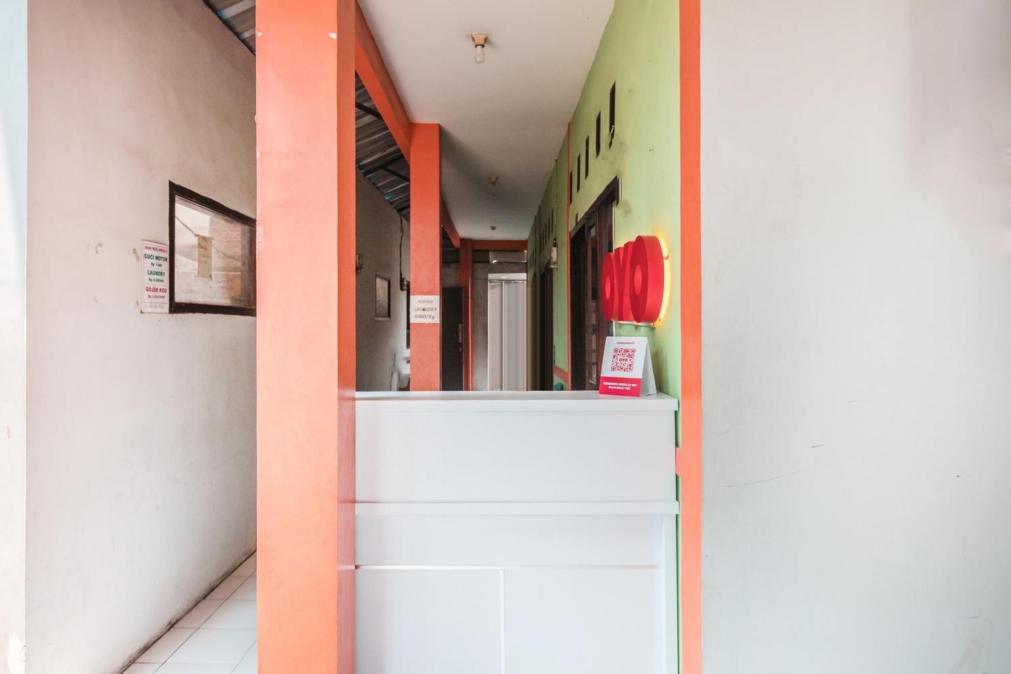 Oyo Living 1756 Amira Guest House Bekasi Exterior foto