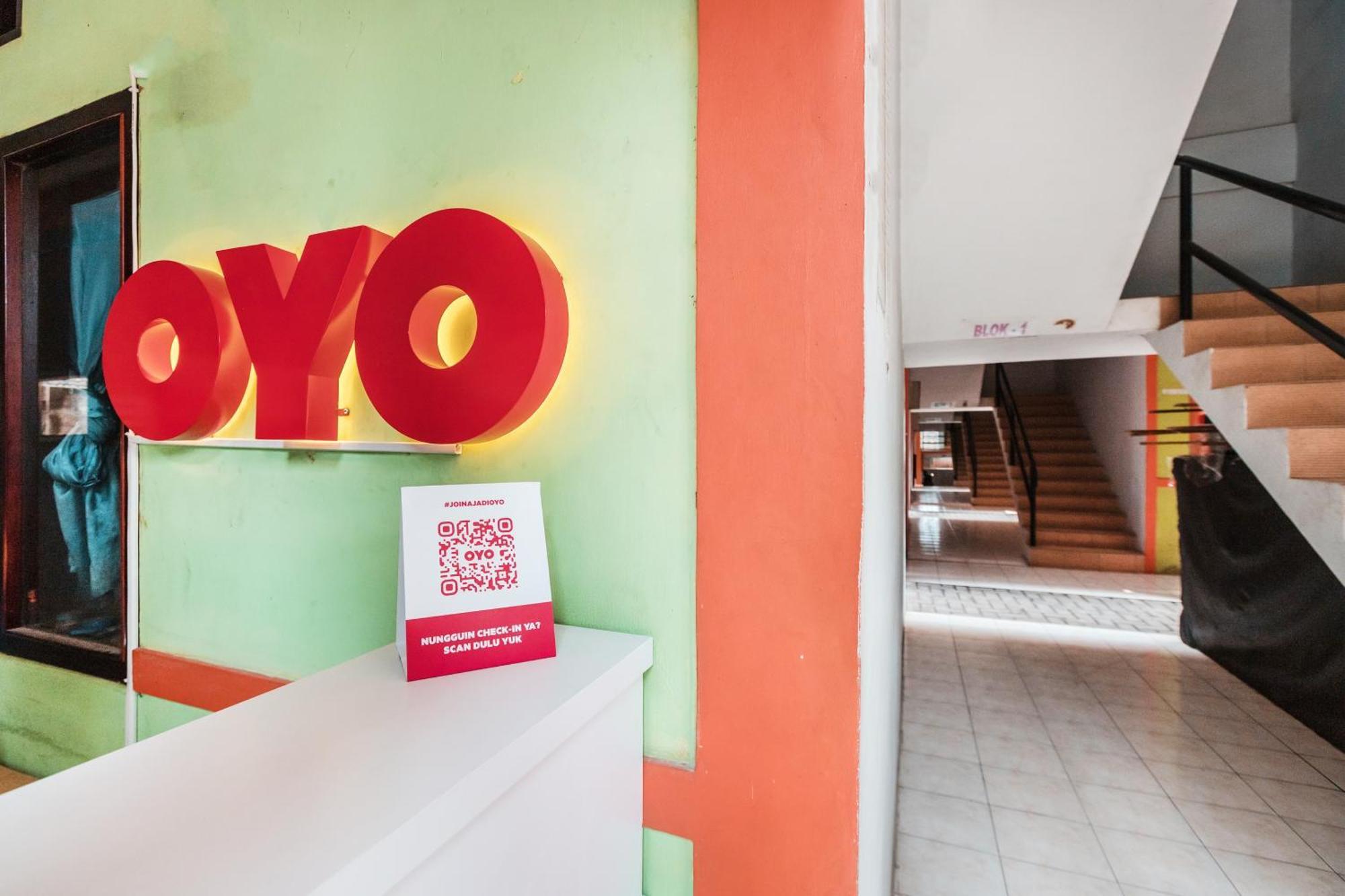 Oyo Living 1756 Amira Guest House Bekasi Exterior foto